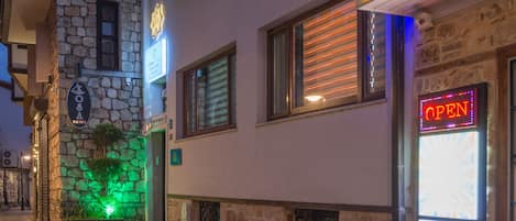 Fassade der Unterkunft – Abend/Nacht
