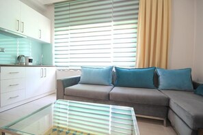 Standard Apartment | Private kitchenette | Fridge, stovetop, electric kettle, cookware/dishes/utensils - Delight Deluxe Aparts (Antalya)