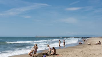 NĂ€ra stranden och volleyboll