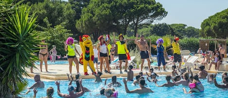 Piscina all'aperto, lettini