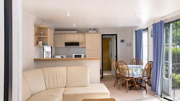 Chalet, 2 kamar tidur | Ruang keluarga | Televisi 50-cm dengan saluran TV satelit dan meja tenis meja