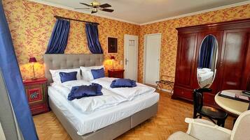 Doppelzimmer - Small & Cosy | Hochwertige Bettwaren, Zimmersafe, individuell dekoriert