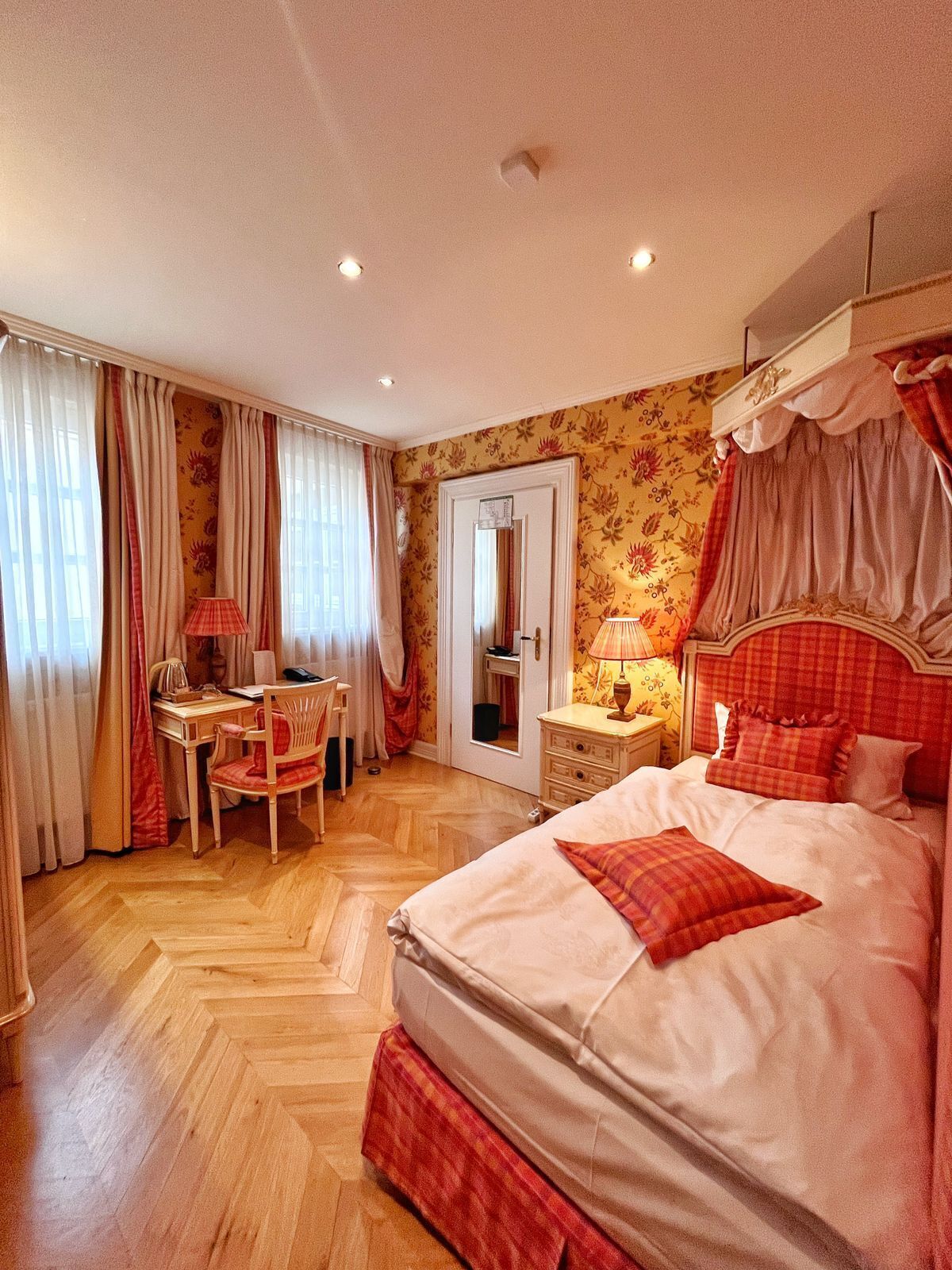 Einzelzimmer - Geräumig | Hochwertige Bettwaren, Zimmersafe, individuell dekoriert