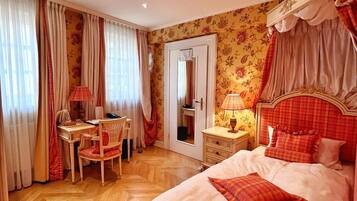 Einzelzimmer - Geräumig | Hochwertige Bettwaren, Zimmersafe, individuell dekoriert