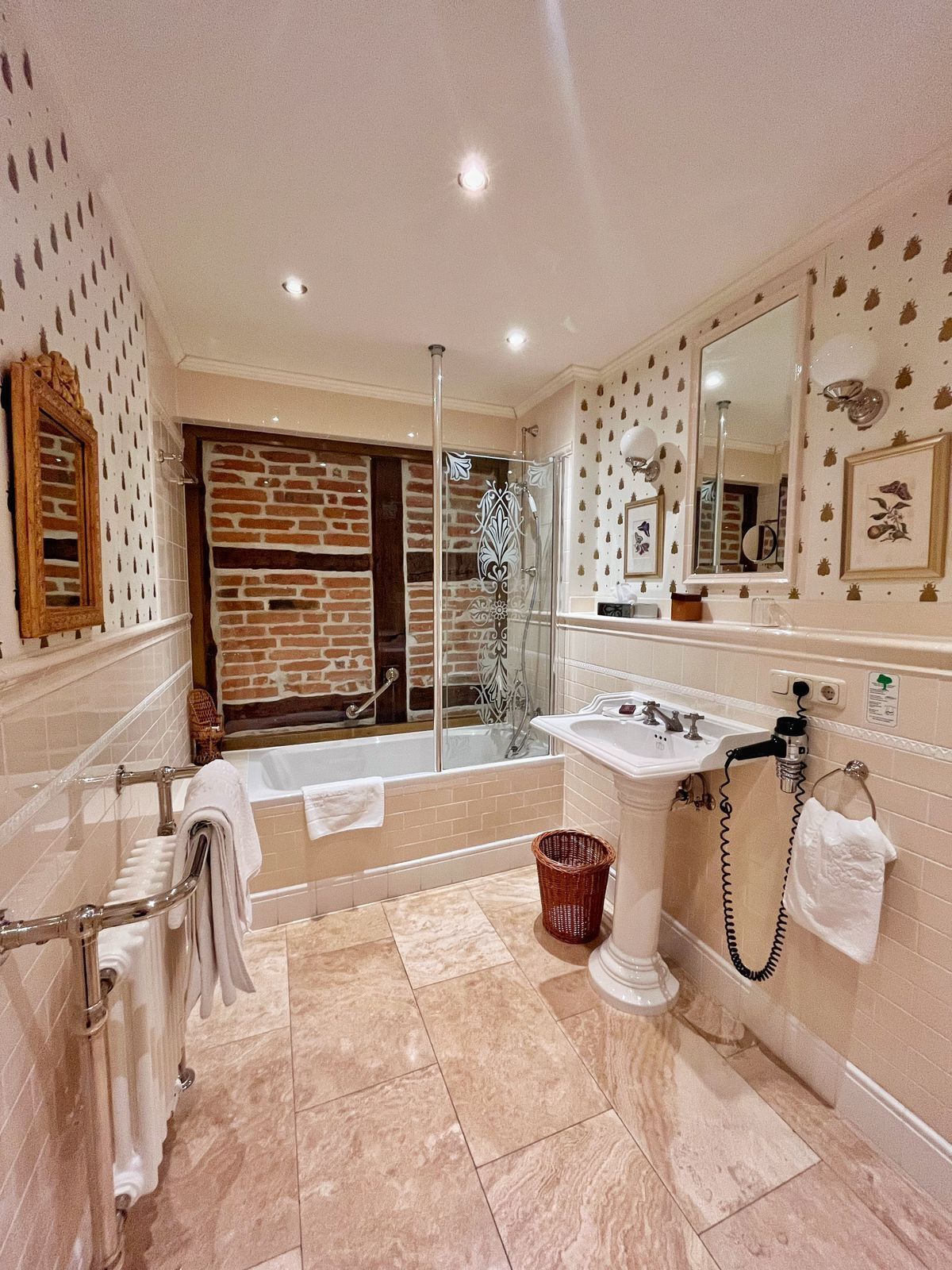 einzelzimmer - geräumig | bathroom | combined shower/bathtub, free toiletries, hair dryer, towels