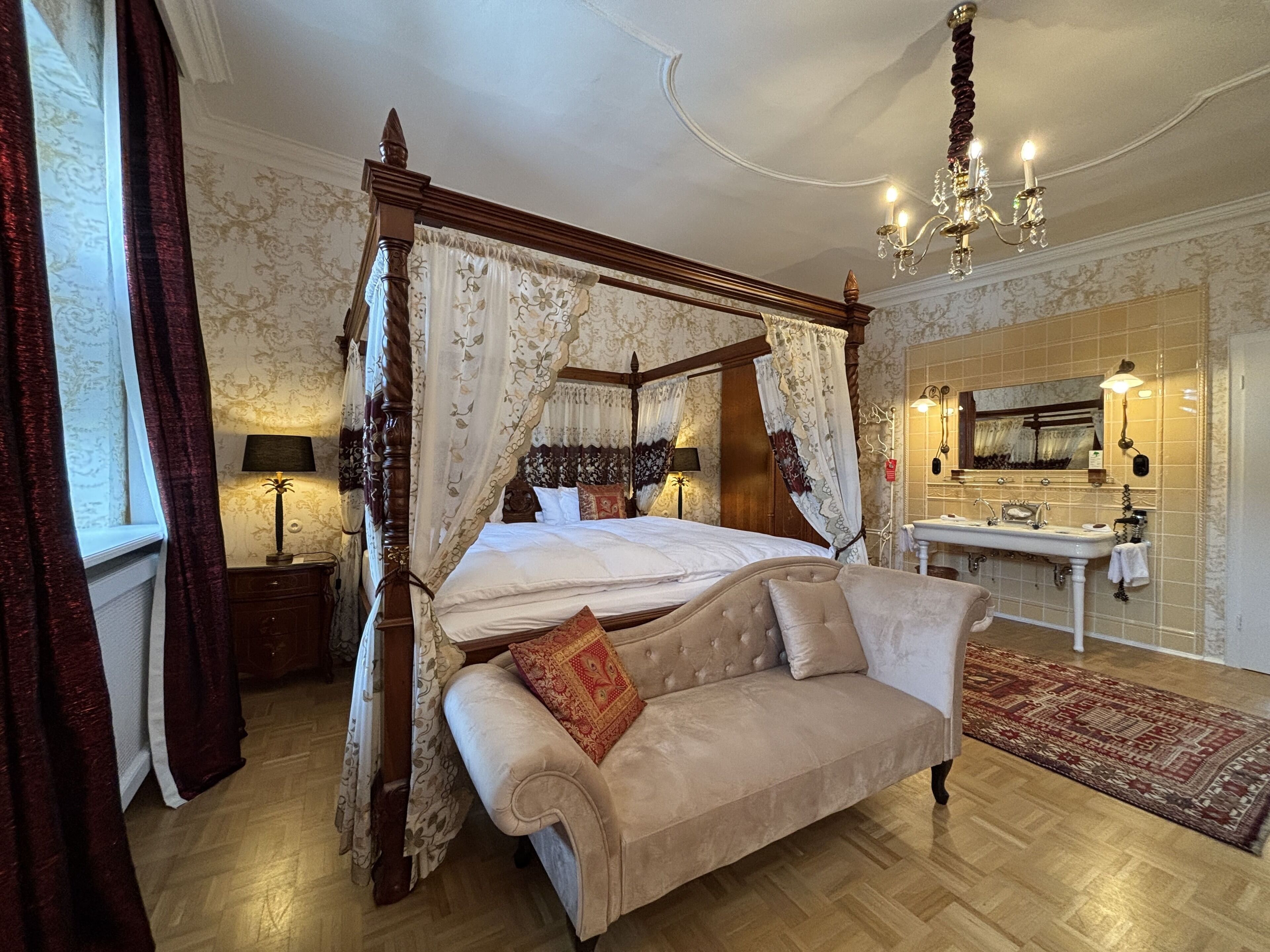 Suite | Seprai premium, brankas, dan didekorasi berbeda-beda