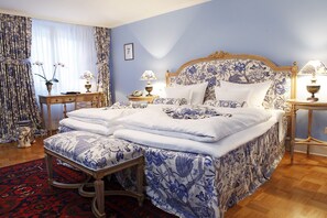 Doppelzimmer - Geräumig | 高級寝具、セーフティボックス (室内)、客室ごとに異なる装飾、客室ごとに異なるインテリア