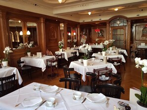 朝食 (コンチネンタル ブレックファスト)、毎日提供 (無料)