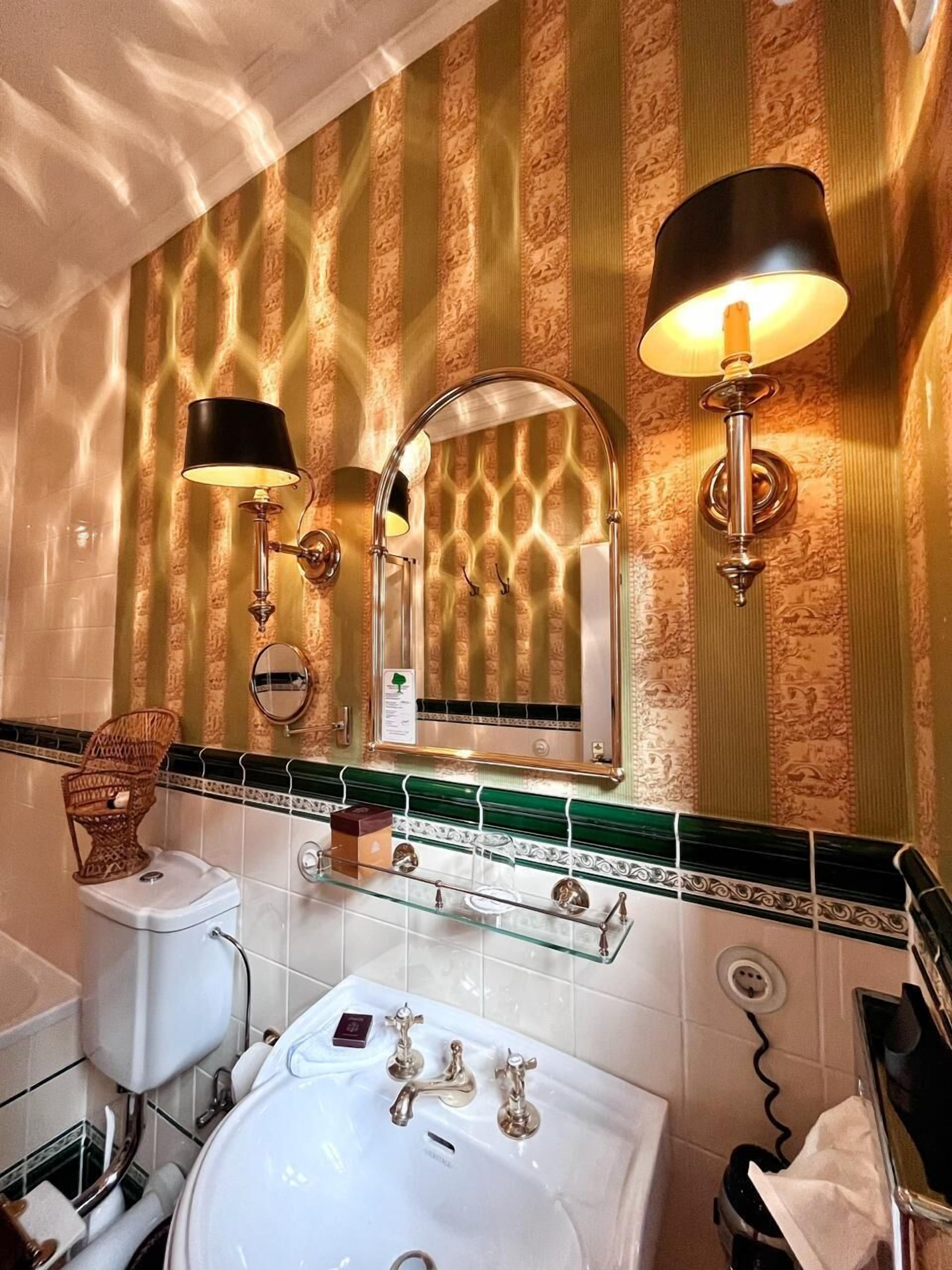 combined shower/bathtub, free toiletries, hair dryer, towels