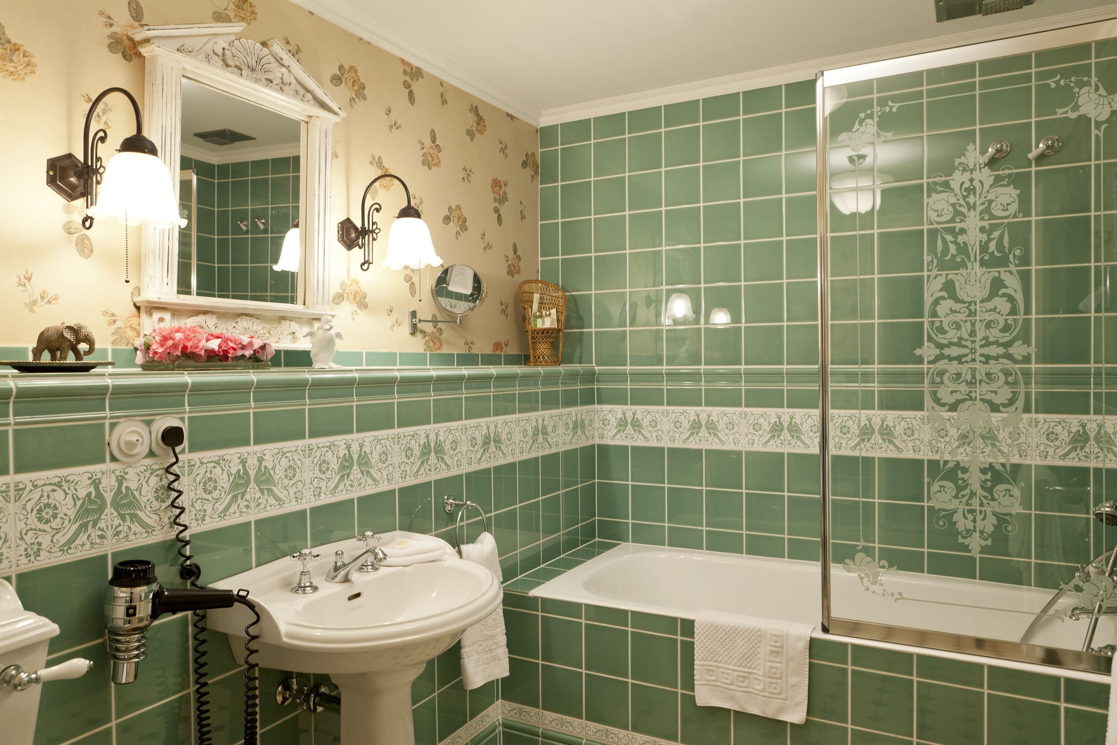 A bathroom with a sink, mirror, and bathtub.