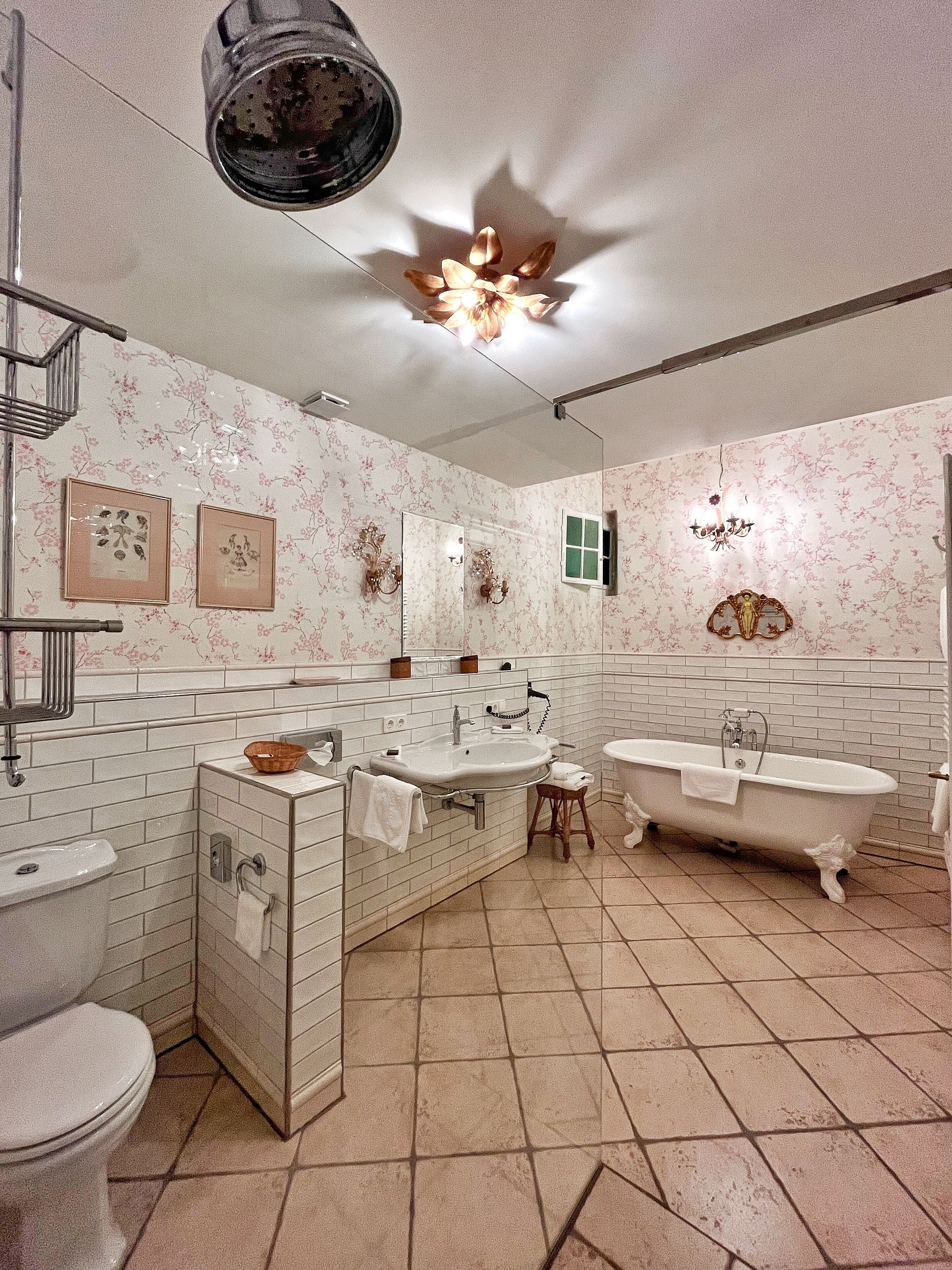 suite | bathroom | combined shower/bathtub, free toiletries, hair dryer, towels