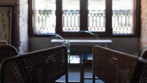 A room with wicker chairs facing a window with a view of a balcony. - Bubuflats Mossen (Valencia)