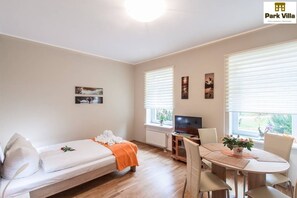 Apartamento, vistas al jardín (1-03-Pa) | Sala de estar | Una televisión de pantalla plana