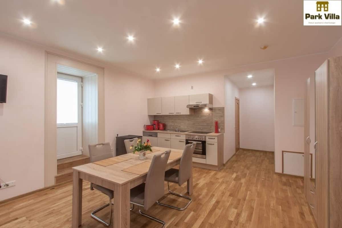 Een modern appartement met een eetgedeelte, keuken en woonruimte.