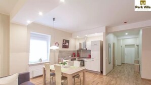 Un apartamento moderno con comedor, kitchenette y sala de estar.