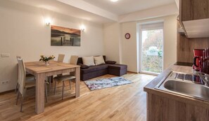 Superior-Apartment (4-13-Al) | 1 Schlafzimmer, hochwertige Bettwaren, schallisolierte Zimmer