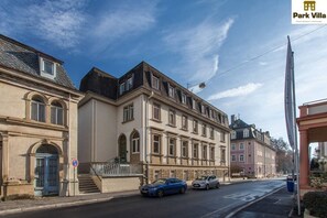 En række traditionelle bygninger i europæisk stil med en klar blå himmel.