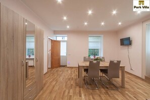 Appartement, op benedenverdieping (1-01-Al) | Dineren op de kamer