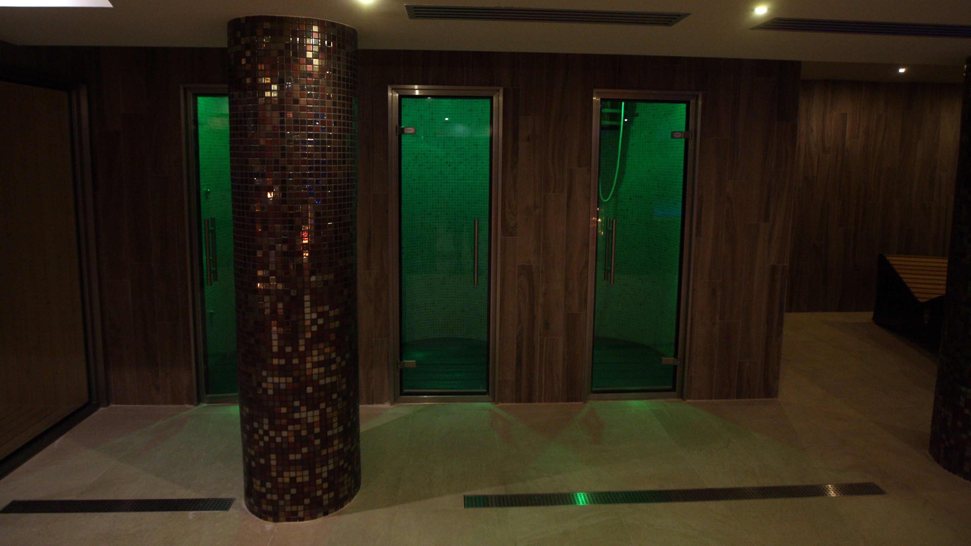 Parihoitohuone(ita), sauna, poreallas, höyrysauna, vartalohoitoja