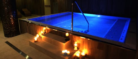 Couples treatment room(s), sauna, hot tub, steam room, body treatments