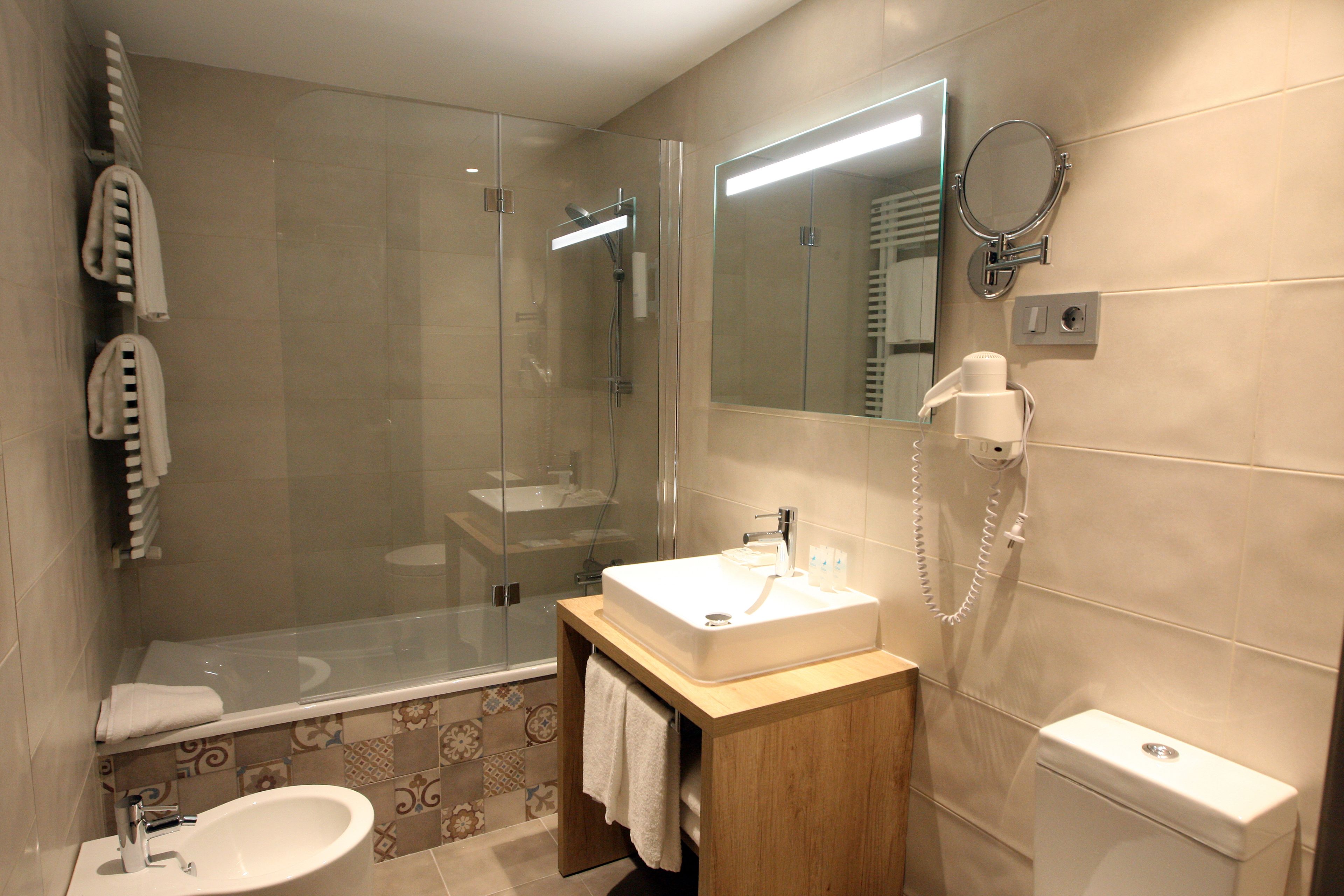 shower, free toiletries, hair dryer, bidet