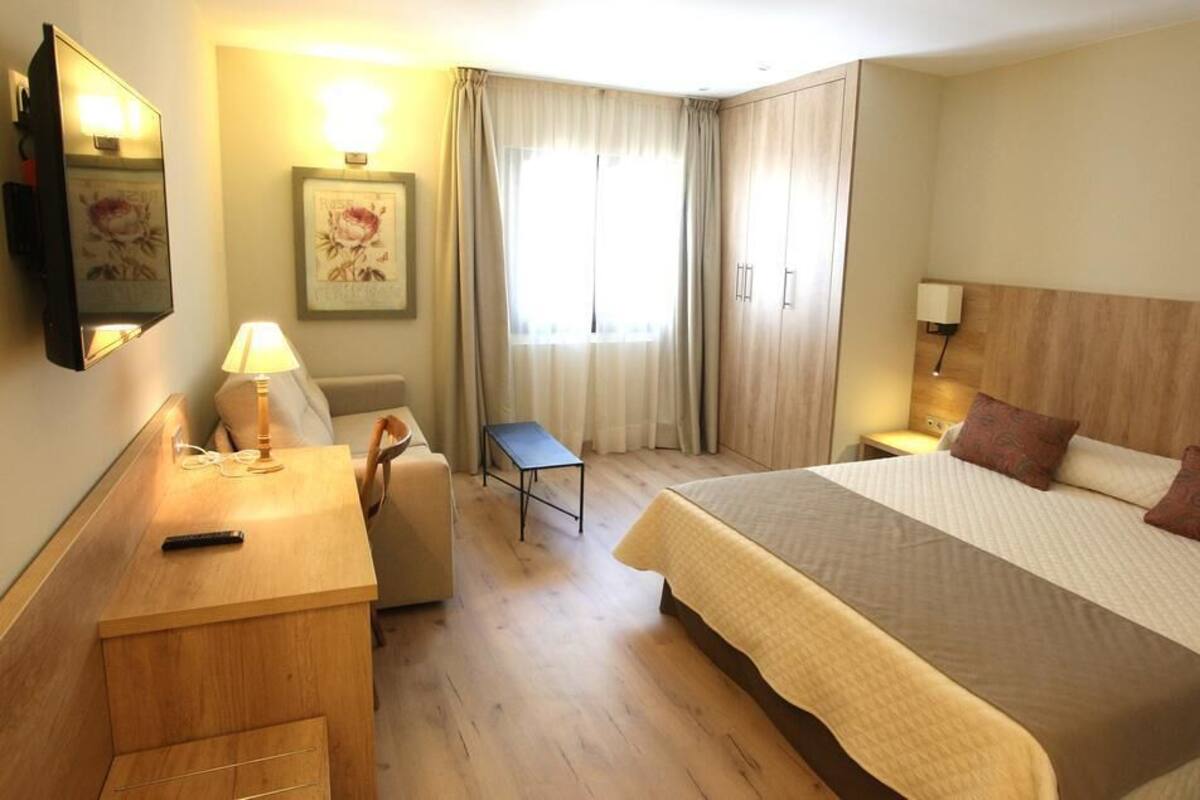 In-room safe, desk, blackout drapes, WiFi (free)