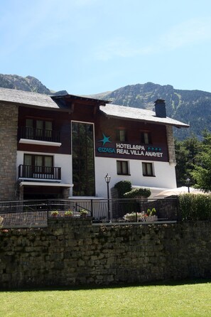 Front of property - Hotel & Spa Real Villa Anayet (Canfranc)