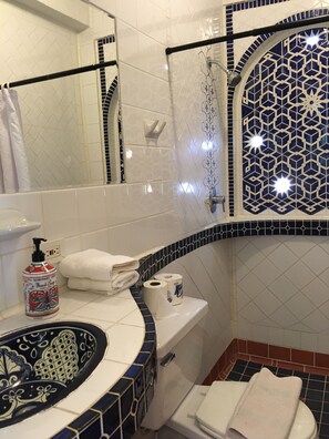 2 Bedroom Apartment, 1 Full and 1 Queen, Private Bathroom | Bad | Dusj, hårføner, håndklær og toalettpapir