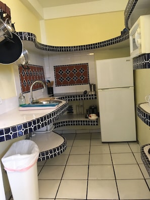 2 Bedroom Apartment, 1 Full and 1 Queen, Private Bathroom | Private kitchen