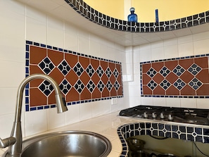 2 Bedroom Apartment, 1 Full and 1 Queen, Private Bathroom | Eigene Küche