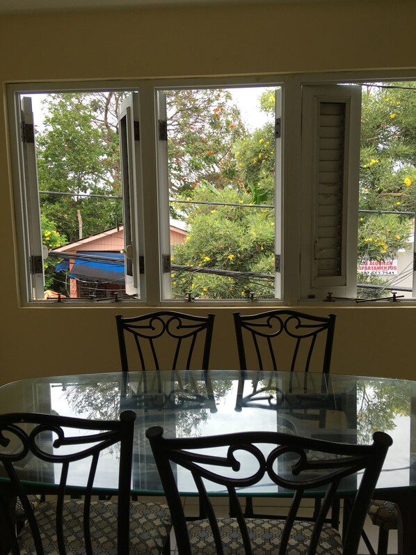 2 Bedroom Apartment ( 8 guests) Upstairs | Restauration dans la chambre