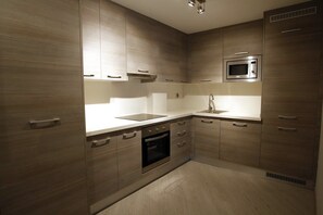 Frigorífico grande, microondas, horno y placa de cocina