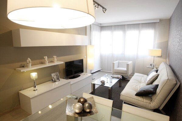 Una televisión de pantalla plana