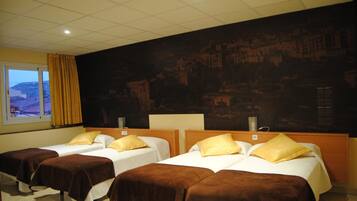 Een bureau, gratis babybedden, extra bedden, gratis wifi