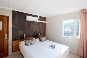 Desk, free cots/infant beds, rollaway beds, free WiFi - Hotel  Restaurant Guilleumes (Monistrol de Montserrat)