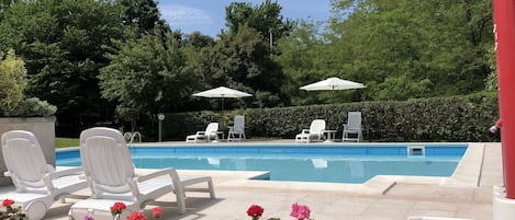 Piscina all'aperto, ombrelloni da piscina, lettini