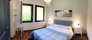 Deluxe-huone, 1 makuuhuone, näköala puutarhaan (external private bathroom) | Ylelliset vuodevaatteet, työpöytä, äänieristys, lisävuoteet