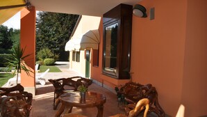 Une terrasse extérieure avec des meubles en bois et une plante en pot.