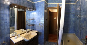 Deluxe Room, Ensuite, Pool View | Bilik Mandi | Pancuran mandi, kelengkapan dandanan diri percuma, pengering rambut 