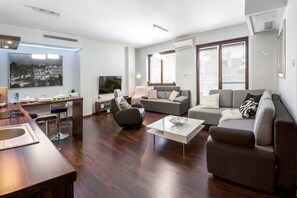 Apartamento Royal, 1 habitación, balcón, vistas a la ciudad | Sala de estar | Una televisión de pantalla plana