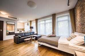 Suite estudio Deluxe, 1 cama de matrimonio con sofá cama, cocina, vistas a la ciudad | Ropa de cama de alta calidad y decoración individual