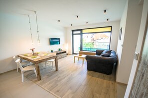 Appartement supérieur, 1 chambre, balcon, vue sur la ville | Literie de qualité, décor unique, ameublement unique, bureau