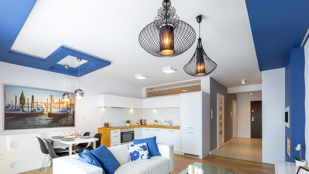 Een modern appartement met een eethoek, keuken en woonkamer.