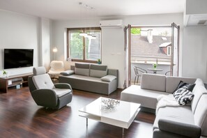 Appartement royal, 1 chambre, balcon, vue sur la ville | Salle de séjour | Téléviseur à écran plat