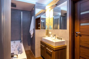 Apartamento real, 1 quarto, sacada, vista para a cidade | Banheiro | Produtos de toalete grátis, secador de cabelo, toalhas de banho 