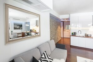 Apartamento Royal, 1 habitación, balcón, vistas a la ciudad | Zona de estar | Una televisión de pantalla plana