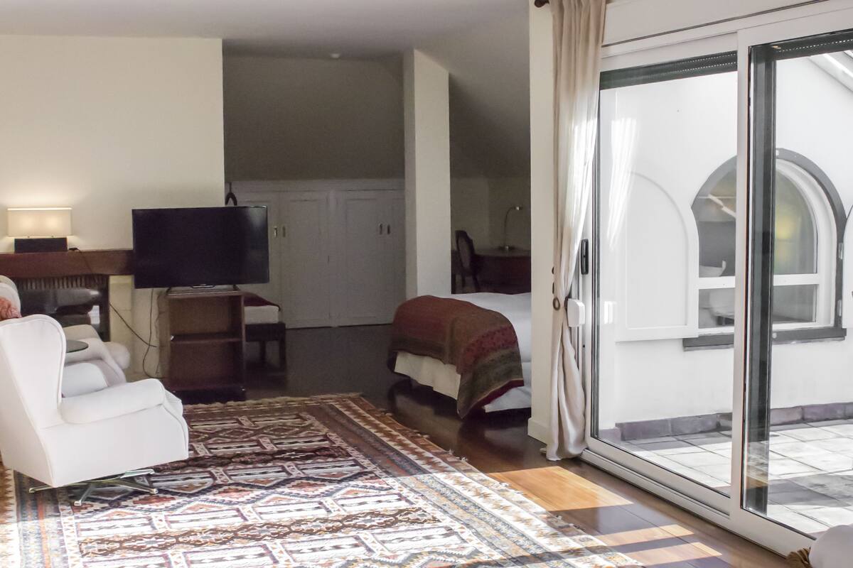 Suite | In-room safe, individually decorated, individually furnished