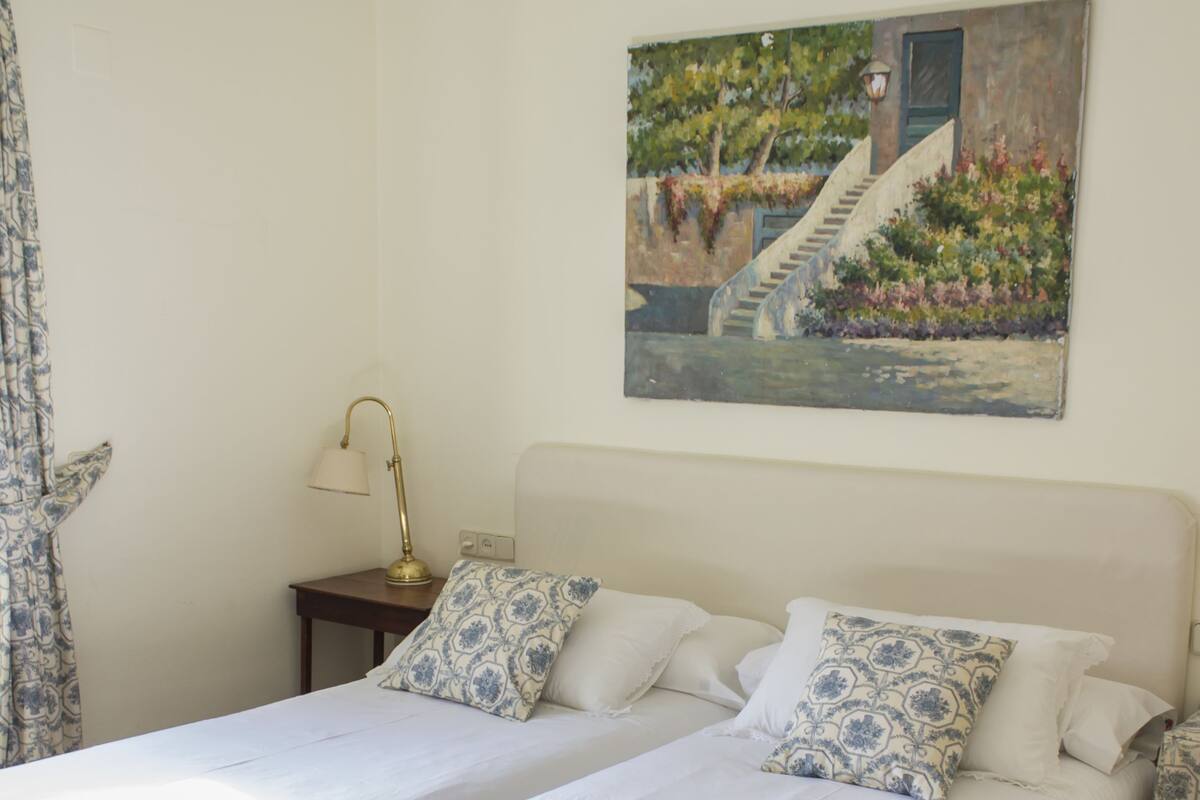 Twin Room (Rodiles) | In-room safe, individually decorated, individually furnished