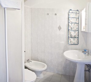 Dusche, kostenlose Toilettenartikel, Haartrockner, Bidet