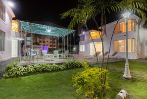Front of property - evening/night - Hotel Oceanic Lodge (Tonsupa)